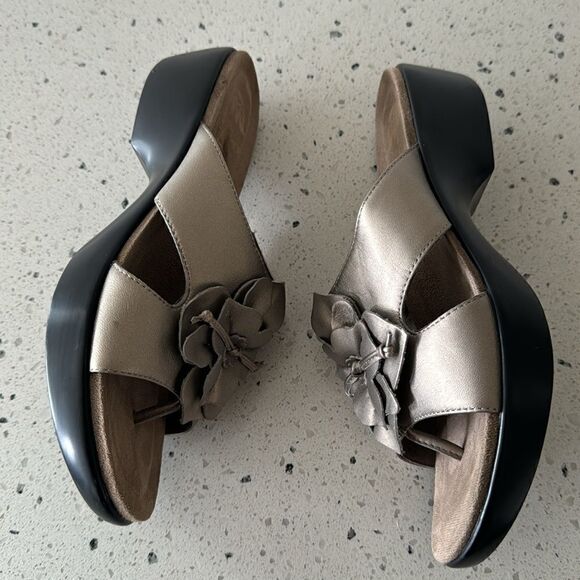 Dansko Women's Pewter Leather Flower Thong Open Toe Comfort Sandal slide Size 38 - Picture 13 of 14